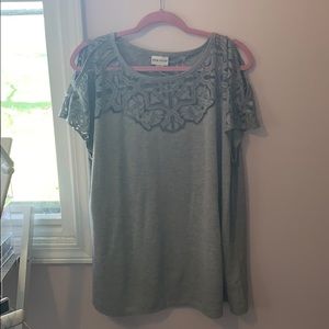 Gray 1X T-shirt with slit in the sleeves